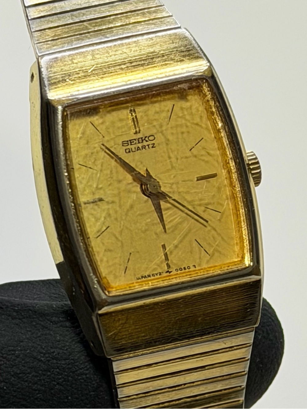 Seiko Tank 8Y21-5029 Gold-Tone Stainless Steel Ladies’ vintage 20mm Dress Watch